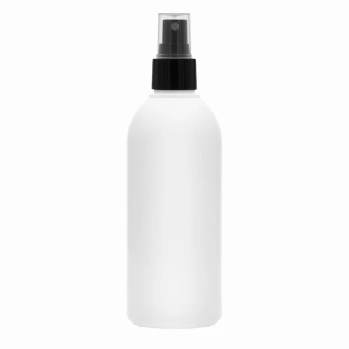 Biała butelka HDPE 200 ml z czarnym gładkim atomizerem 24/410. Opakowanie do mgiełek do ciała i preparatów fryzjerskich, także jako tester lub opakowanie podróżne. Wariant: 200 ml HDPE + AT BL G 24/410.