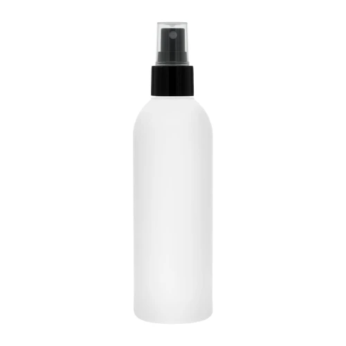 Biała butelka HDPE 250 ml z czarnym gładkim atomizerem 24/410 typu mgiełka. Opakowanie kosmetyczne do toników, mgiełek do twarzy, preparatów do włosów i płynnych kosmetyków. 250 ml HDPE + AT BL G 24/410.