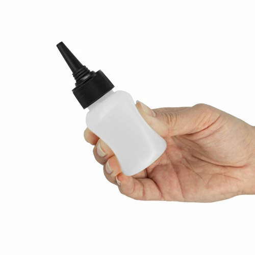 Biała **butelka elastyczna LDPE 50 ml z czarno-przezroczystym aplikatorem dzióbkiem 24/410** i otworem 3 mm. Miękka butelka squeeze do wcierek, serum, olejków, klejów, smarów oraz precyzyjnego dozowania preparatów.