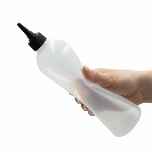 Elastyczna butelka 500 ml LDPE, w zestawie z czarnym aplikatorem typu dzióbek, do precyzyjnego dozowania płynów, miękkie, do odżywek, preparaty fryzjerskie, kosmetyczne, chemia gospodarcza, środki czystości, gwint 24/410, 500 LDPE 24/410 + APLBL 24/410.