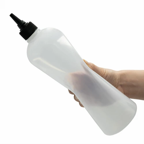 Mleczna butelka elastyczna LDPE 1000 ml z aplikatorem dzióbkiem 28/410 i otworem 3 mm. Miękka butelka squeeze do olejów, smarów, emulsji, chemii technicznej, detailingu oraz preparatów warsztatowych i przemysłowych.