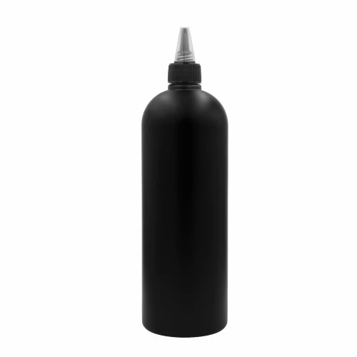 Czarna **butelka HDPE 1000 ml 1 l z aplikatorem dzióbkiem 28/410** i otworem 3 mm. **Butelka z aplikatorem** do chemii technicznej, detailingu, olejów, emulsji oraz preparatów warsztatowych wymagających kierunkowego dozowania.