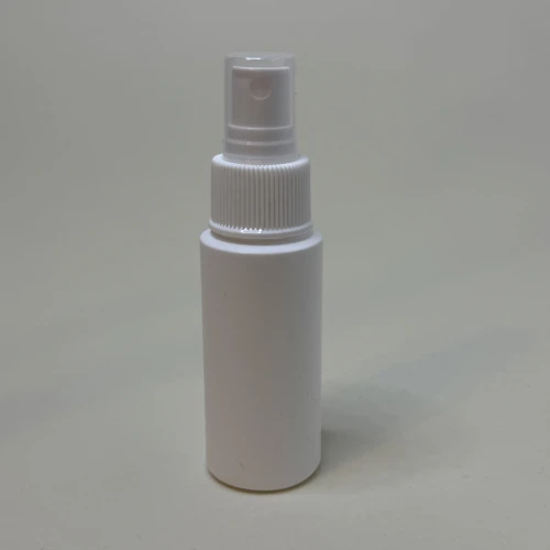 Biała butelka HDPE 50 ml cylindryczna z białym ryflowanym atomizerem 24/410. Równomierne rozpylanie, do próbek, testerów, sprayów do włosów, mini mgiełek do twarzy i kosmetyków pielęgnacyjnych. 50HDPECR24410WH+ATWHR24410.
