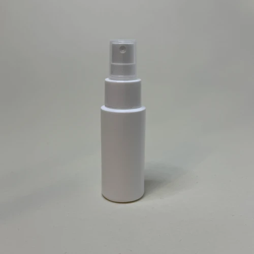 Biała butelka 50 ml cylindryczna HDPE w zestawie z białym gładkim atomizerem, plastikowe opakowanie, równomierne rozpylanie, kontrolowanie poziomu zawartości, próbki, spraye do włosów, mini mgiełki do twarzy, testery, 50HDPECR24410WH+ATWHG24410.