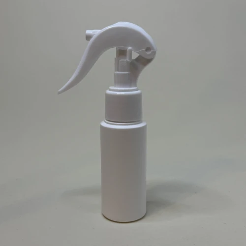 Biała butelka 50 ml cylindryczna HDPE, w zestawie z białym mini triggerem, do aplikacji płynów w formie delikatnej mgiełki, strumienia, chemii gospodarczej, preparatów czyszczących, testery, próbki, 50HDPECR24410WH + TRWH24410.