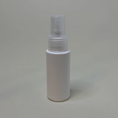 Biała butelka HDPE 50 ml cylindryczna z transparentnym ryflowanym atomizerem 24/410. Równomierne rozpylanie, do próbek, testerów, sprayów do włosów, mini mgiełek do twarzy i kosmetyków. 50HDPECR24410WH+ATNCR24410.