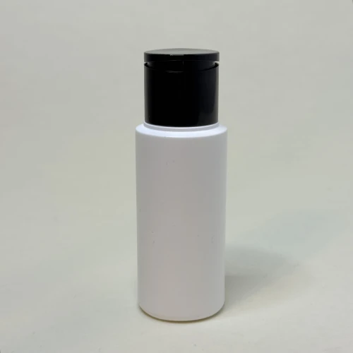Biała butelka HDPE 50 ml z czarnym flip-topem 24/410. Mała butelka kosmetyczna do szamponu, odżywki, mydła w płynie i gliceryny. Praktyczne opakowanie kosmetyczne HDPE do produktów pielęgnacyjnych i fryzjerskich.