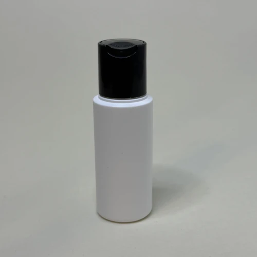 Butelka 50 ml cylindryczna HDPE z zamknięciem typu DiscTop w kolorze czarnym, odporne na chemię opakowanie, do szamponów, próbek, estetyczne rozwiązanie z funkcjonalnym mechanizmem naciśnij-otwórz, zapewniające wygodne dozowanie preparatów.