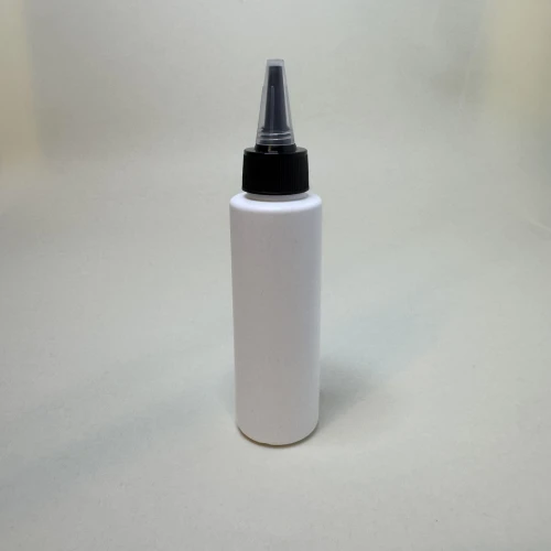 Biała **butelka HDPE 100 ml z aplikatorem dzióbkiem 24/410** i otworem 3 mm. **Butelka z aplikatorem** do wcierek, odżywek, kosmetyków, detailingu i produktów dla zwierząt. Czarno-przezroczysty dzióbek do dokładnego dozowania.