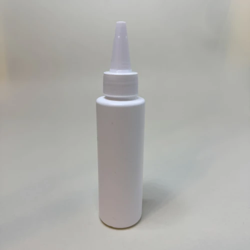 Biała **butelka HDPE 100 ml z aplikatorem dzióbkiem 24/410** i otworem 3 mm. **Butelka z aplikatorem** do wcierek, odżywek, kosmetyków, detailingu i produktów dla zwierząt. Biało-przezroczysty aplikator do dokładnego dozowania.