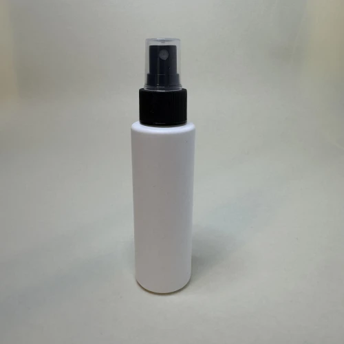 Biała butelka HDPE 100 ml cylindryczna z czarnym ryflowanym atomizerem 24/410. Równomierne rozpylanie, do próbek, testerów, sprayów do włosów, mgiełek do twarzy i kosmetyków. 100HDPECR24410WH+ATBLR24410.