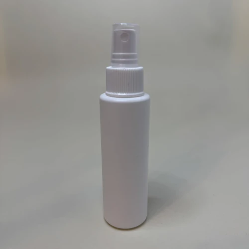 Biała butelka HDPE 100 ml cylindryczna z białym ryflowanym atomizerem 24/410. Plastikowe opakowanie do próbek, testerów, sprayów do włosów, mini mgiełek do twarzy i kosmetyków pielęgnacyjnych. 100HDPECR24410WH+ATWHR24410.