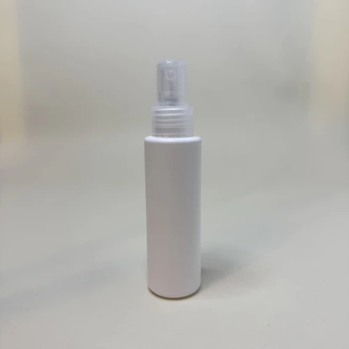 Biała butelka HDPE 100 ml cylindryczna z transparentnym ryflowanym atomizerem 24/410. Poręczne opakowanie do próbek, testerów, sprayów do włosów, mini mgiełek do twarzy i kosmetyków aplikowanych w sprayu. 100HDPECR24410WH+ATNCR410.